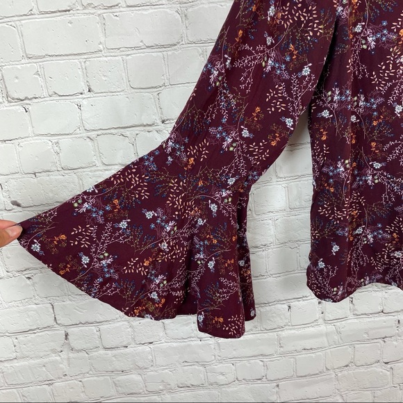 [Entro] Floral Bell Sleeve Top with Metal Rings - Picture 4 of 13